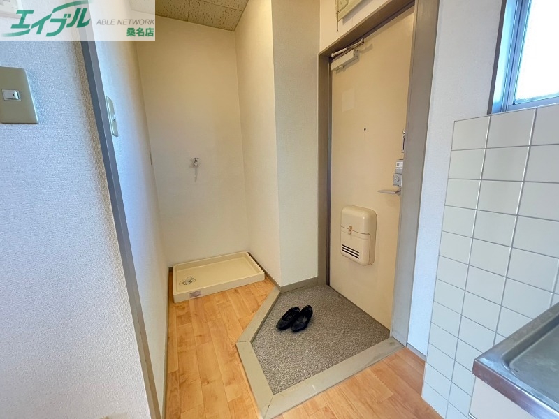 玄関　別部屋反転写真です