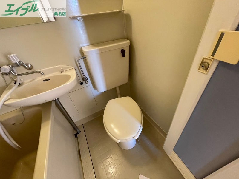 トイレ　別部屋反転写真です