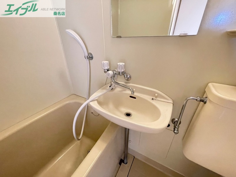 洗面設備　別部屋反転写真です
