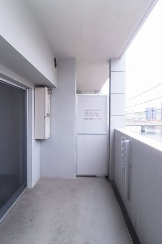 バルコニー　別号室のものです。現状優先になります。