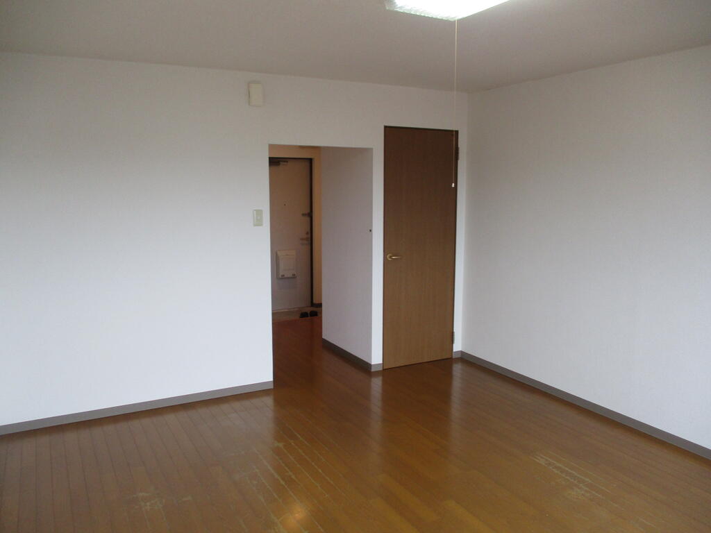 居室・リビング　お部屋は広々と10畳。家具を置いてもスペースに余裕あり！