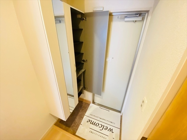 玄関　同一建物内１０３号室内装写真転載