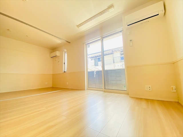 居室・リビング　同一建物内１０３号室内装写真転載