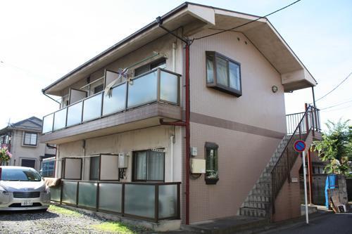 建物外観　しっかりしたコンクリート造。バルコニーは南向き。