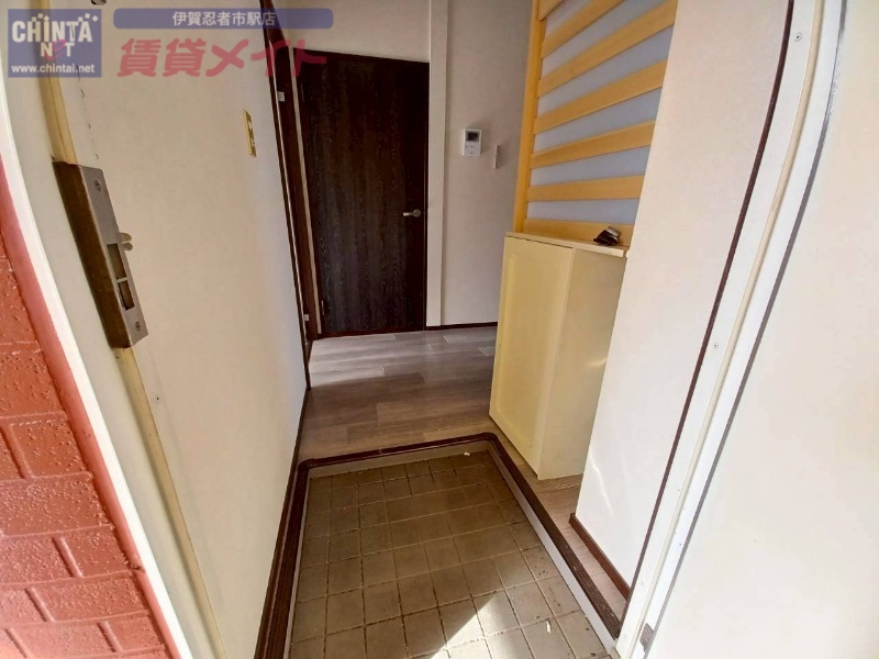 玄関　別部屋参考写真となります。