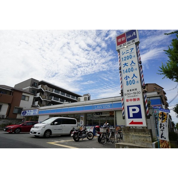 コンビニ　ローソン吹田千里山東四丁目店（コンビニ）まで63m