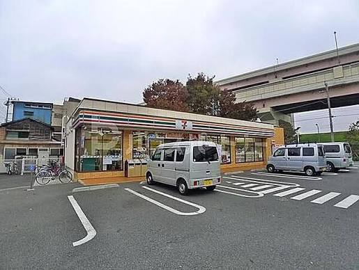 コンビニ　セブンイレブン足立本木西町店（コンビニ）まで326m