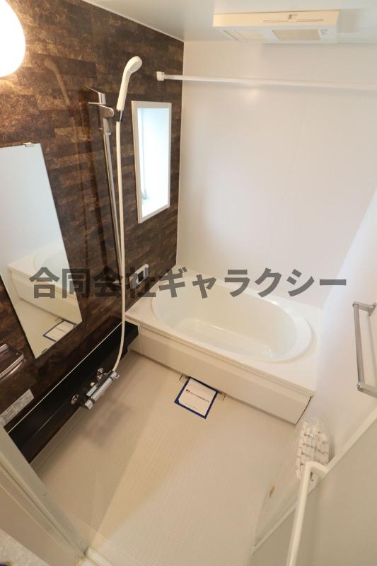 バス・シャワールーム　浴室乾燥機能と追い焚き付きのバスルーム