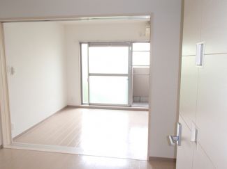 居室・リビング　白を基調とした清潔感のあるお部屋です。