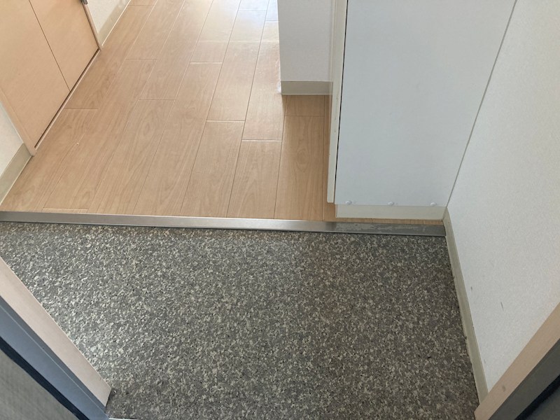 玄関　玄関には大きな靴箱がございます。