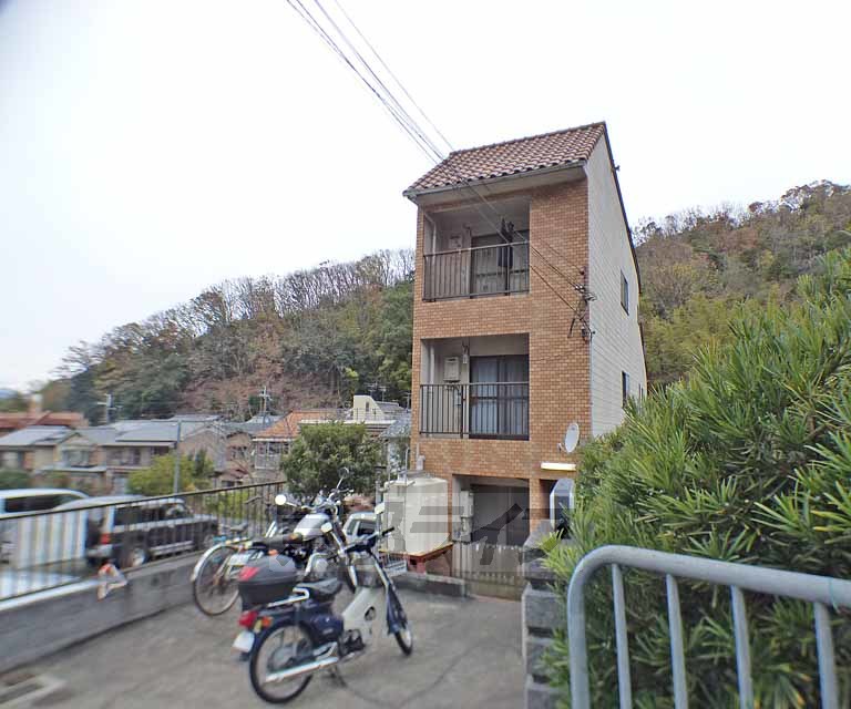 京都市左京区北白川丸山町のアパートの建物外観
