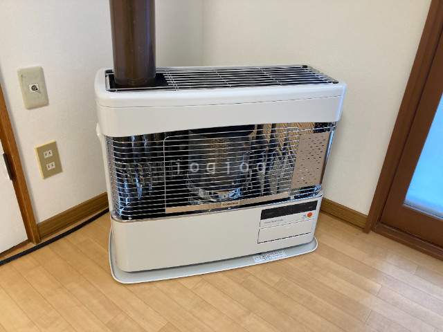 その他設備　煙突式灯油ストーブ