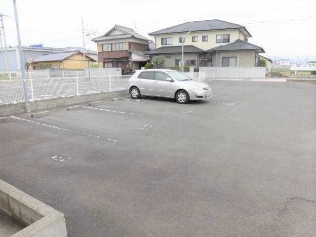 【高松市川島東町のアパートの駐車場】