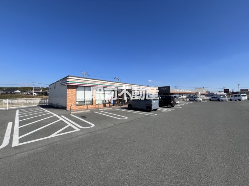 コンビニ　セブンイレブン荒尾本村店（コンビニ）まで900m