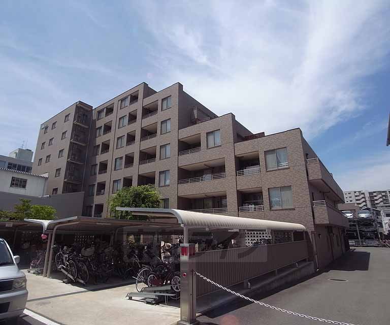 京都市右京区西院日照町のマンションの建物外観