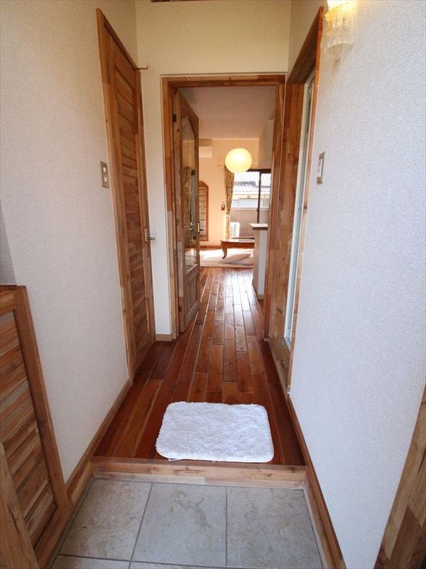玄関　玄関ホール・下駄箱（写真は別室）