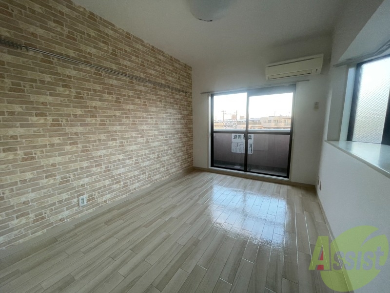 居室・リビング　アクセントクロスがかわいい洋室です。日当たりも良いですね