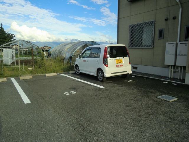 【フォレストエバーＩｎｎ　Ｆの駐車場】