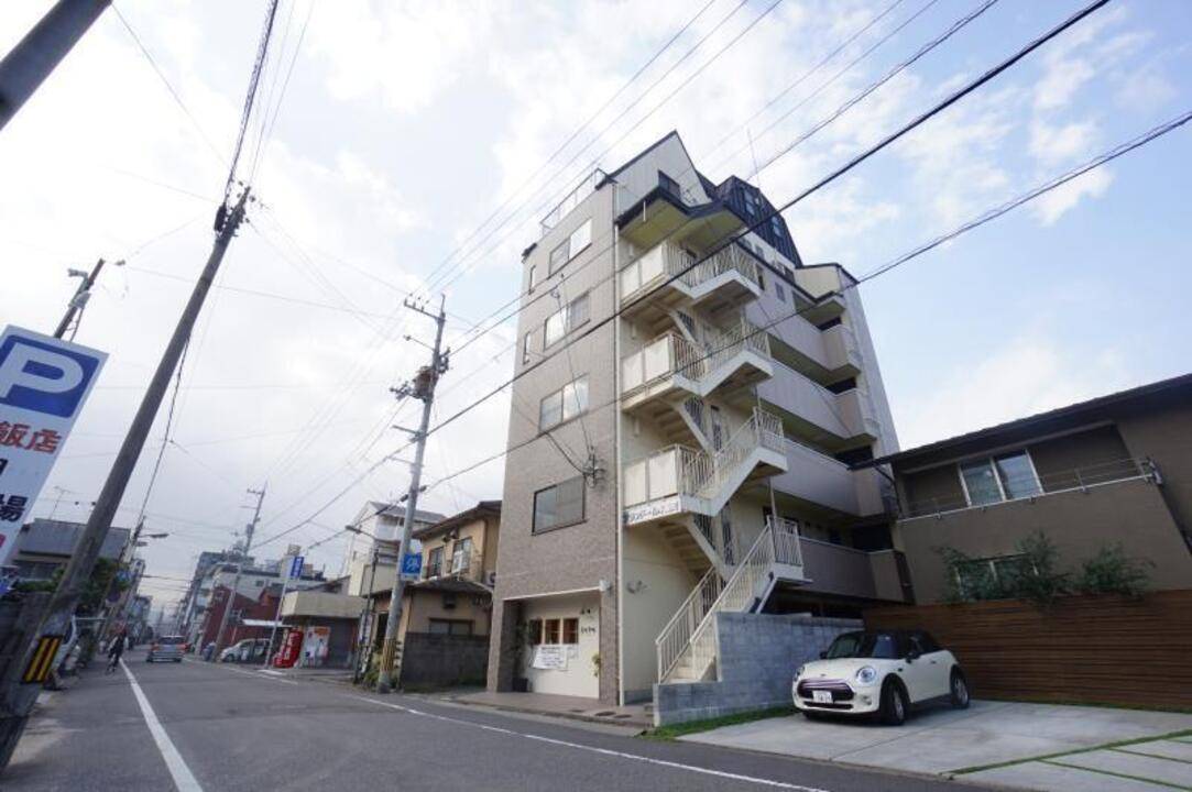 松山市木屋町のマンションの建物外観