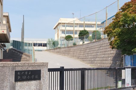 【システィーナ北国分C棟の小学校】