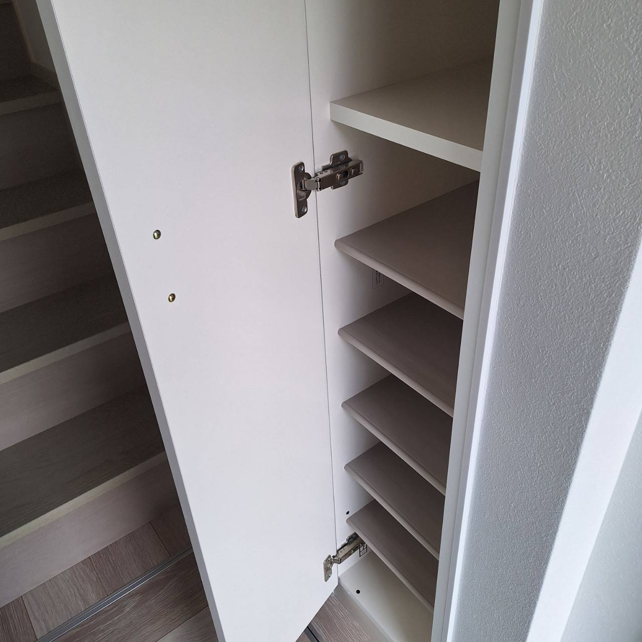 玄関　写真はD号室のものです（シューズボックス）