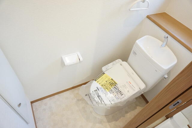 トイレ　１階ウォシュレット付き