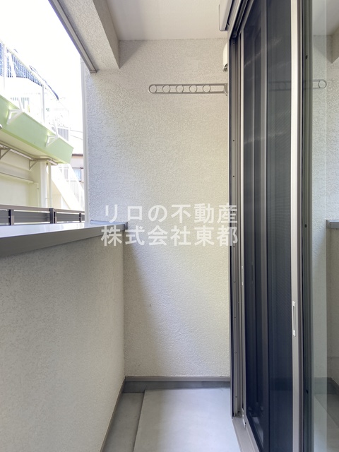 バルコニー　バルコニーがあるので洗濯物を太陽の下で干すことができます♪