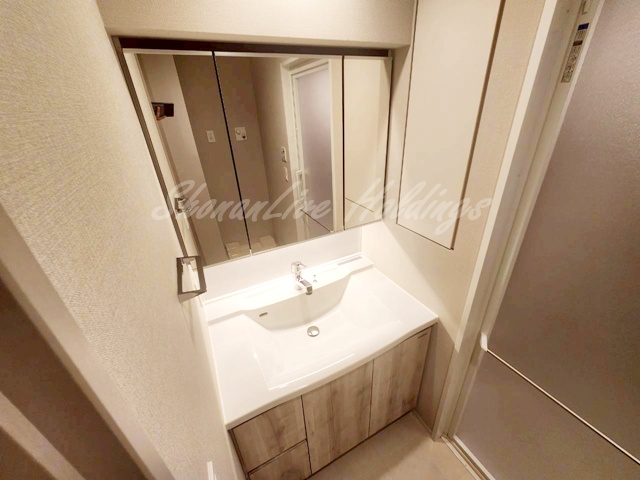 洗面設備　明るい洗面所です