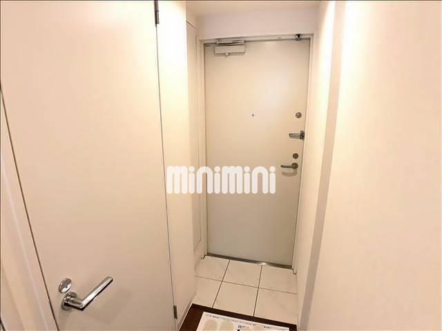 玄関　玄関。下駄箱、ダブルロック、人感センサー付きライトなど