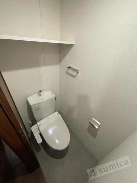 トイレ　人気アイテムの温水洗浄便座。清潔感のあるトイレです。