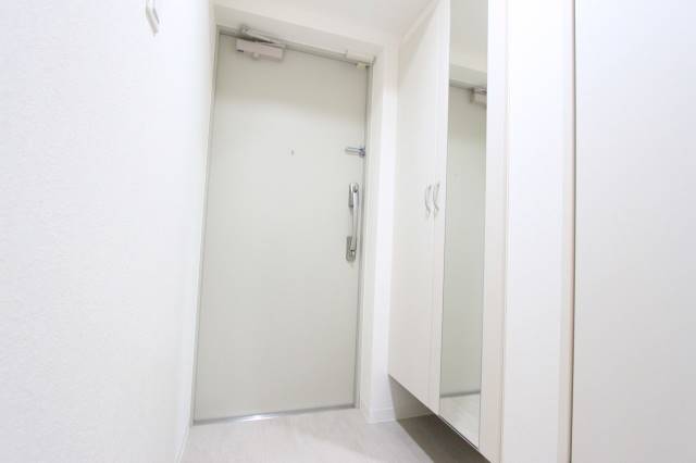 玄関　玄関には鏡付きです