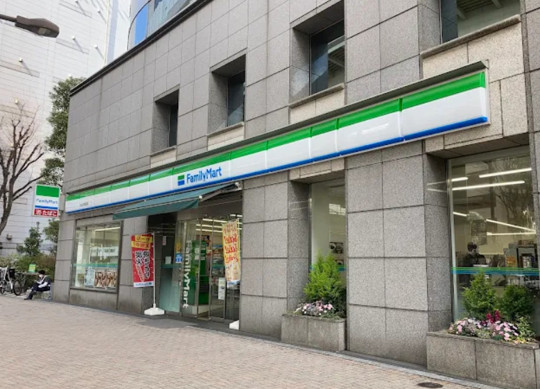 コンビニ　ファミリーマート初台交差点前店（コンビニ）まで362m