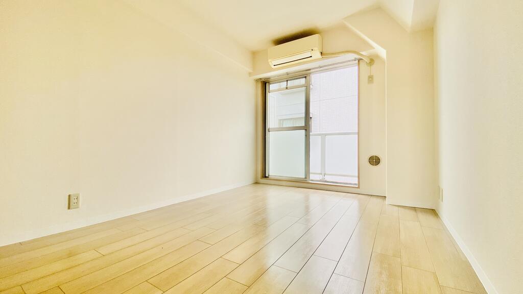 居室・リビング　日中は明るく、緑が見える1Rのお部屋です！