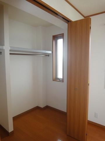 収納　収納たっぷりなクローゼット　窓もついてます