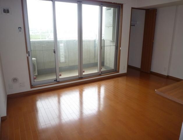 居室・リビング　南日当り良好　広々リビング　エアコン完備