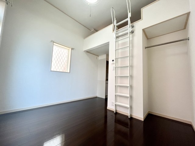 居室・リビング　天井が高く広々としたお部屋です！