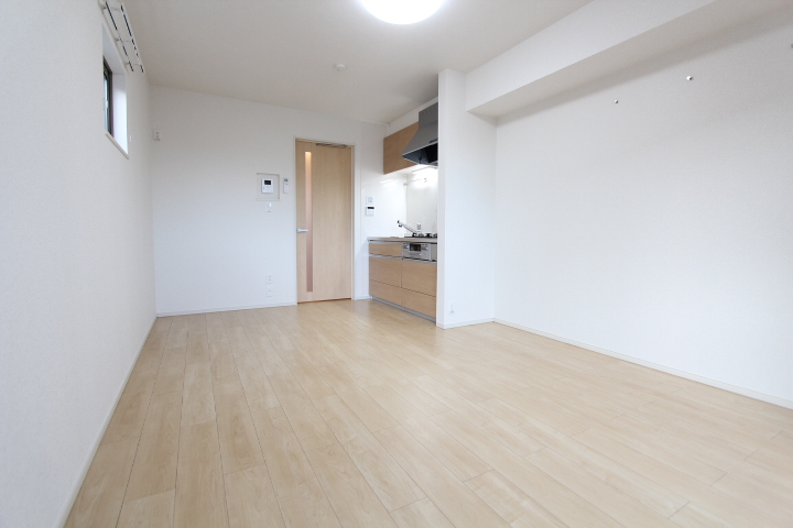 居室・リビング　※同型シリーズの別物件参考画像※