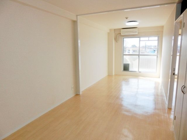 居室・リビング　広々としたリビングスペースです