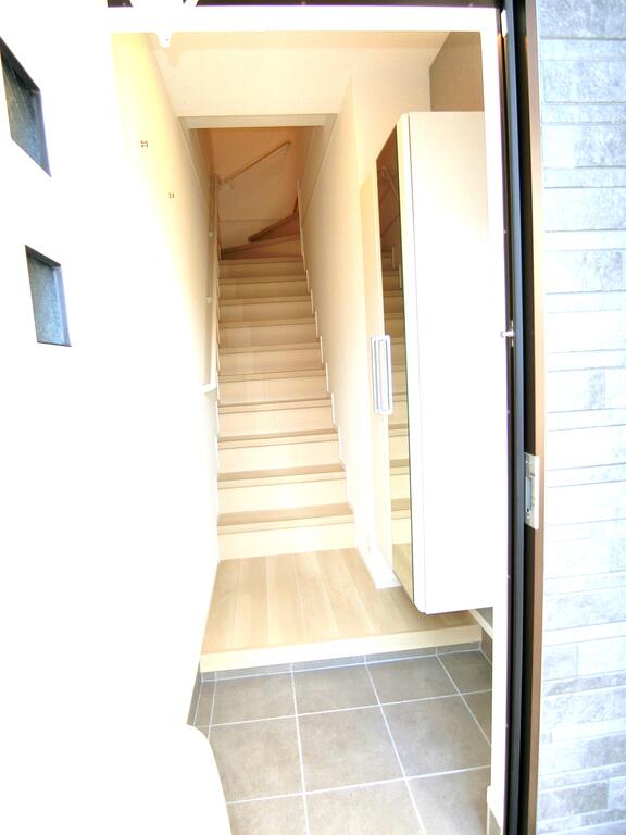 玄関　同型の写真、配色に違いあり