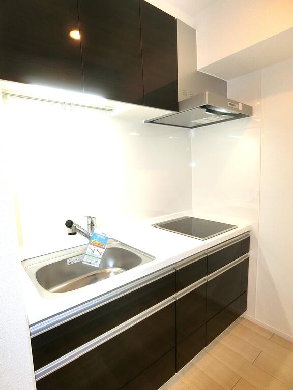 キッチン　同型の写真、配色に違いあり