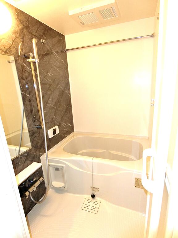 バス・シャワールーム　同型の写真、配色に違いあり