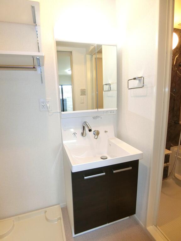 洗面設備　同型の写真、配色に違いあり