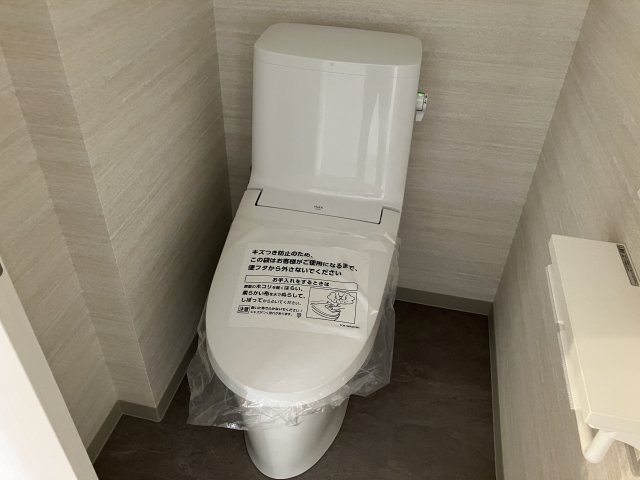 トイレ　落ち着いた色調のトイレです