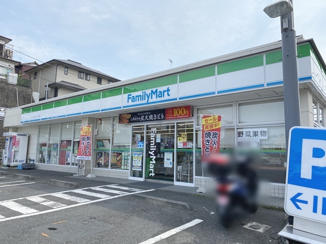 コンビニ　ファミリーマート（コンビニ）まで1052m