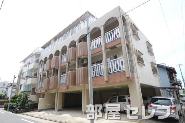 建物外観　４階建てのマンション。