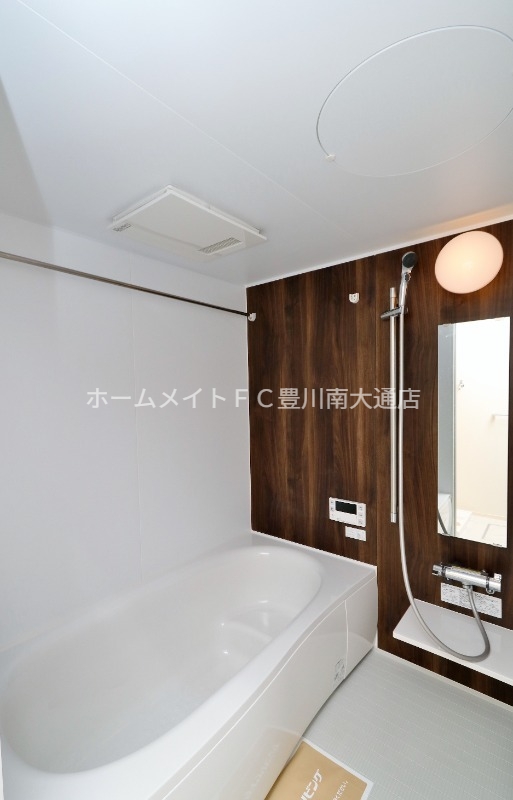 バス・シャワールーム　同型別部屋写真（反転）