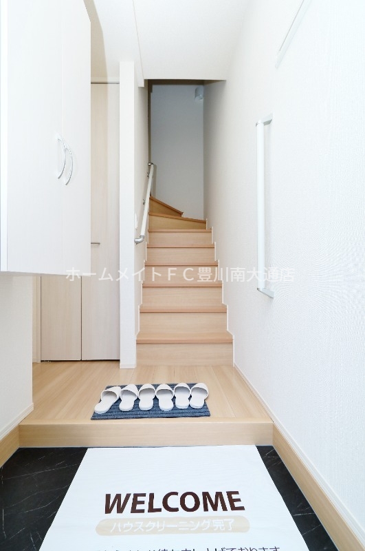 玄関　イ同型別部屋写真（反転）