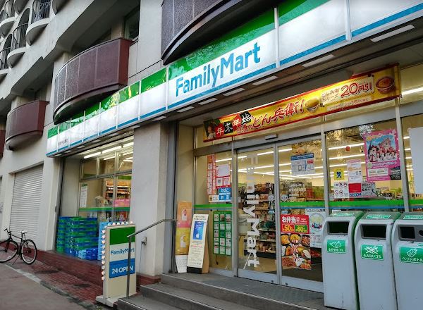 コンビニ　ファミリーマート新宿中央公園店（コンビニ）まで8m