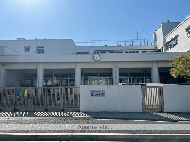 中学校　浦安市立堀江中学校（中学校）まで272m