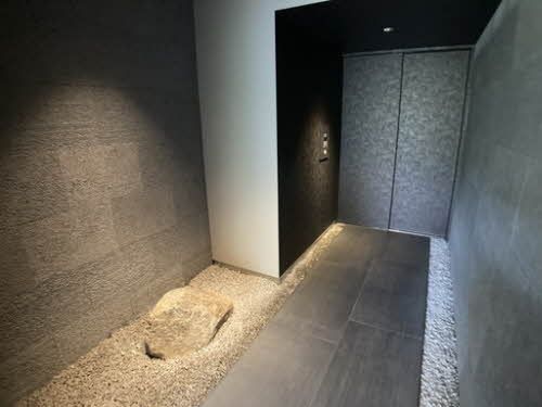 建物外観　重量感のある落ち着いた雰囲気のエントランスです。